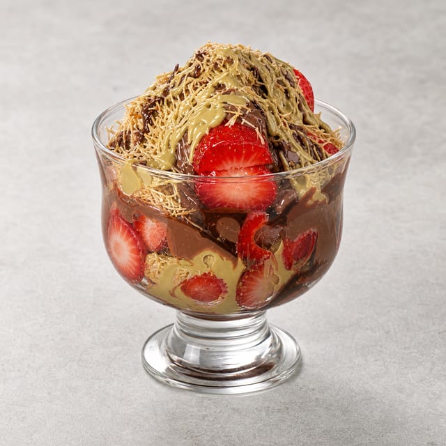 Dubai Strawberry Chocolate Cup.